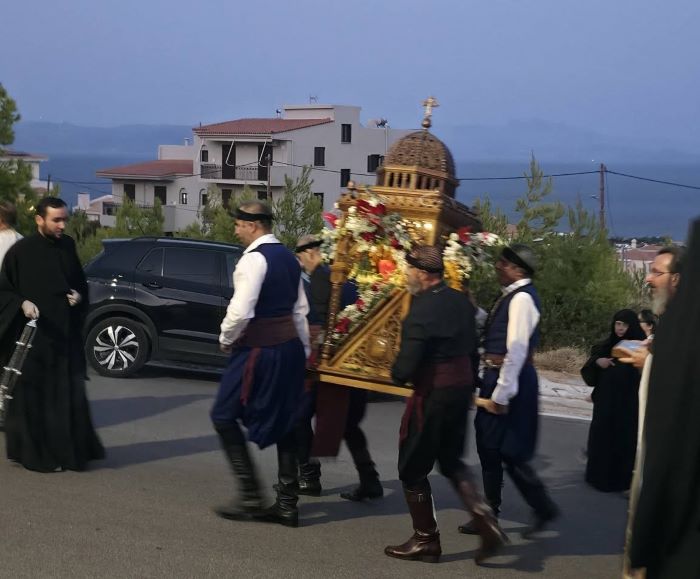 Με πίστη και συγκίνηση οι Κρήτες Ραφήνας–Πικερμίου στην περιφορά της εικόνας του Αγίου Ιωάννη