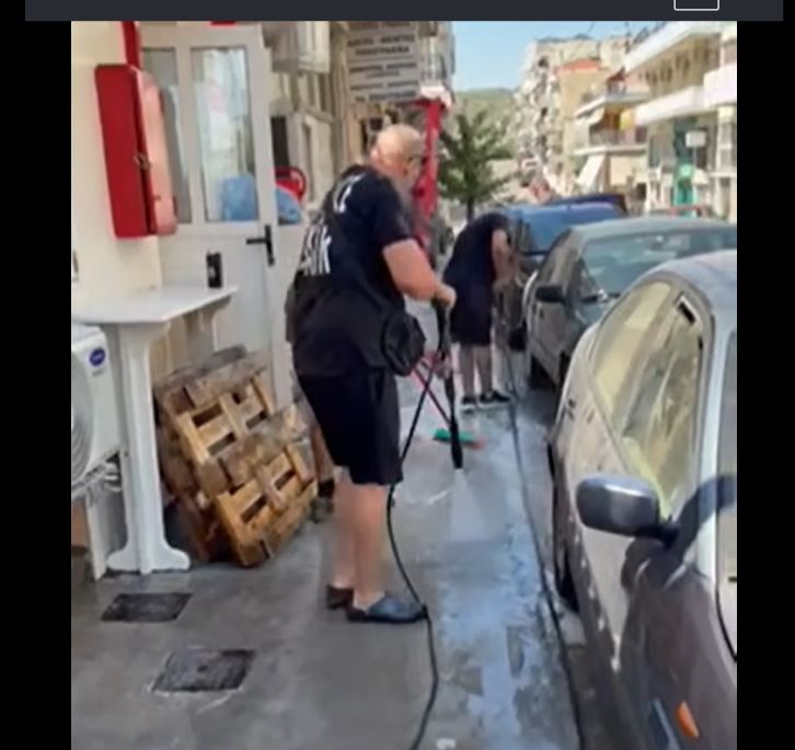 Ραφήνα: Για τον ”Μπαρμπα Βάγγο” η καθαριότητα είναι αυτονόητη (βίντεο)