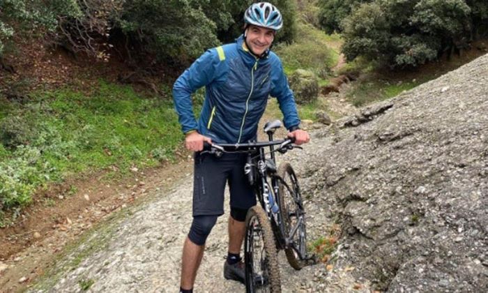 Χανιά: Μικροτραυματισμός του Κυριάκου Μητσοτάκη έπειτα από πτώση με ποδήλατο