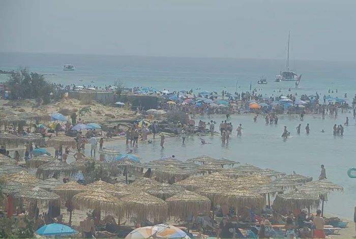 «Βουλιάζει» από επισκέπτες το Ελαφονήσι – Ασφυκτική πίεση στην προστατευόμενη παραλία των Χανίων
