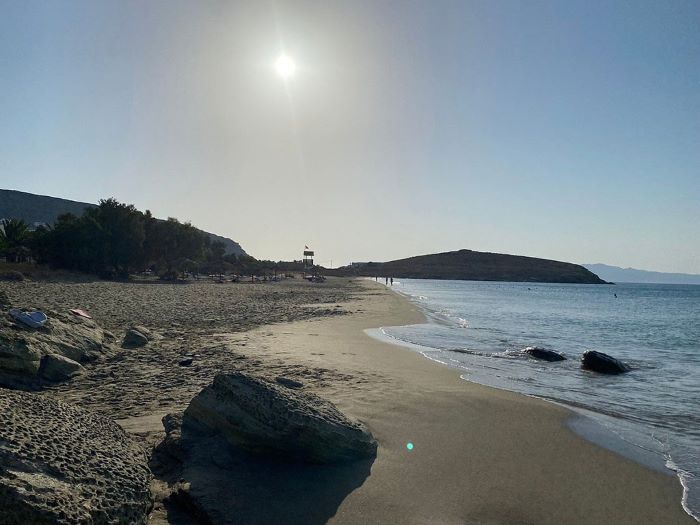 Νεκρή βρέθηκε στην Τήνο 78χρονη αγνοούμενη κολυμβήτρια από την παραλία Λαούτι