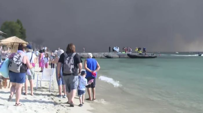 Φωτιά στη Χαλκιδική: Δραματικές ώρες στη Σίβηρη – Απομακρύνσεις πολιτών διά θαλάσσης (βίντεο)