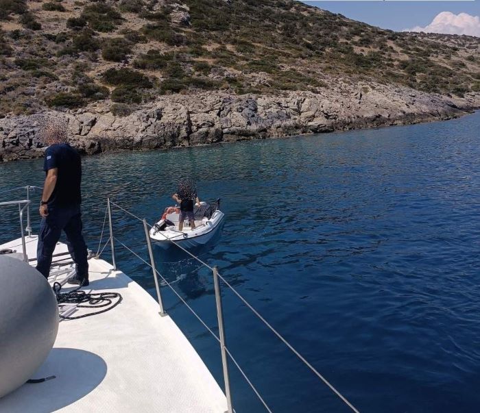 Φωτιά σε ταχύπλοο στο Αυλάκι Πόρτο Ράφτη – Στο νοσοκομείο ο κυβερνήτης