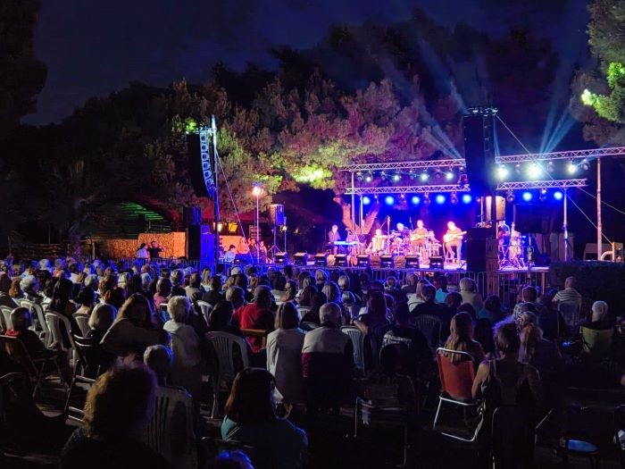 «Η νύχτα μυρίζει γιασεμί»: Μεγάλη συναυλία στη Ραφήνα για τον Μάριο Τόκα στο Δημοτικό Κολυμβητήριο