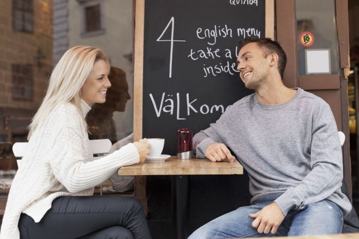 «Επίδομα φιλίας» στη Σουηδία: Αμειβόμενος χρόνος για ένα τηλεφώνημα ή έναν καφέ