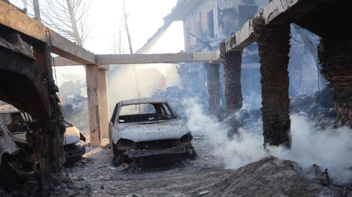 Φωτιά στη Σαλαμίνα: Εξετάζεται το ενδεχόμενο εμπρησμού – Σε σοβαρή κατάσταση εγκαυματίες