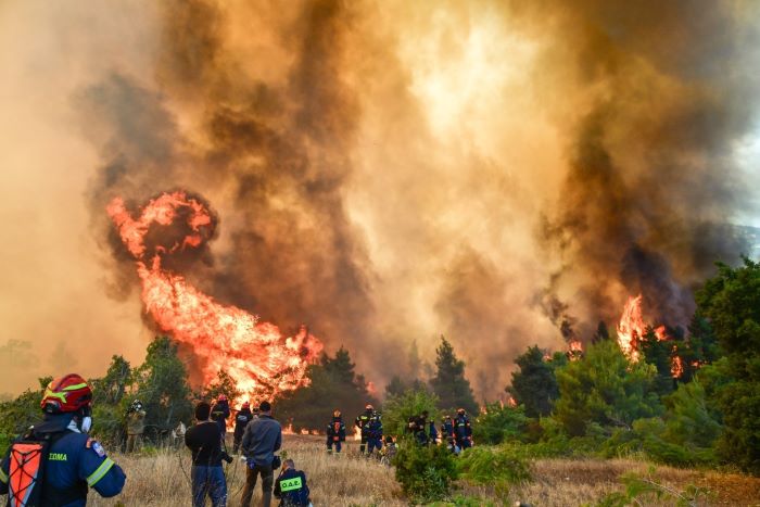 Μεγάλη φωτιά στο Θέρμο Αιτωλοακαρνανίας – Στη μάχη ισχυρές επίγειες και εναέριες δυνάμεις