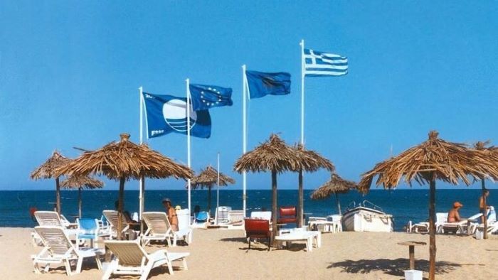 Αττική: Οι 17 παραλίες με Γαλάζια Σημαία – Σε ποιες ακτές απαγορεύεται το μπάνιο