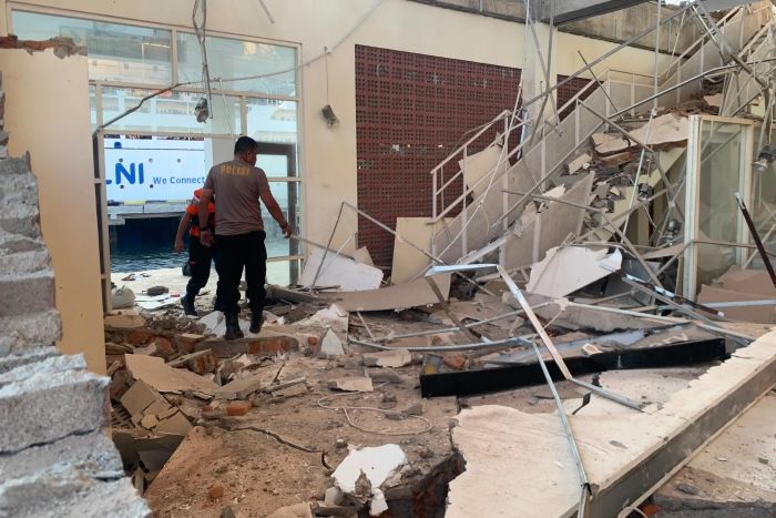 Ισχυρός σεισμός 7,7 Ρίχτερ στην Ινδονησία: Πέντε νεκροί και καταρρεύσεις κτηρίων – Δείτε βίντεο