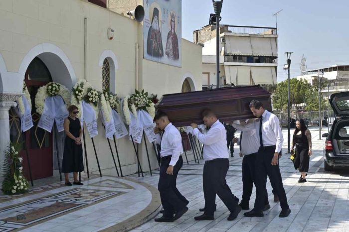 Δημήτρης Κόκοτας: Με χειροκροτήματα υποδέχθηκαν τη σορό του στην Αγία Βαρβάρα