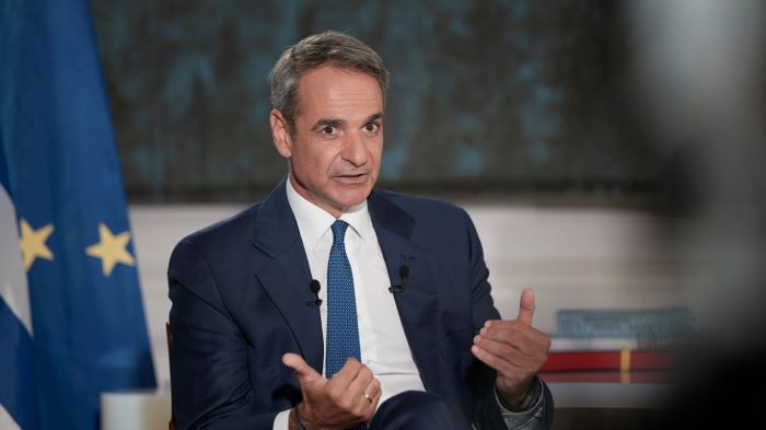 Στο Συντονιστικό Κέντρο ο Κυριάκος Μητσοτάκης για τα πύρινα μέτωπα