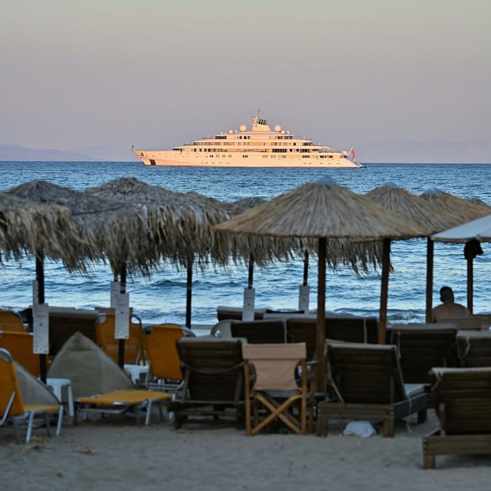 Το εντυπωσιακό mega-yacht «Golden Odyssey» ανοιχτά της Αρτέμιδας