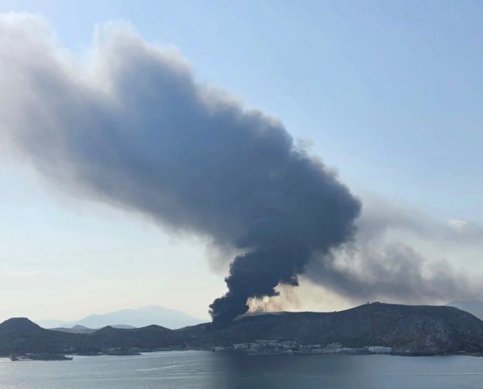 Φωτιά κοντά στον Ναύσταθμο Σαλαμίνας – Ισχυρές δυνάμεις και μήνυμα εκκένωσης από το 112