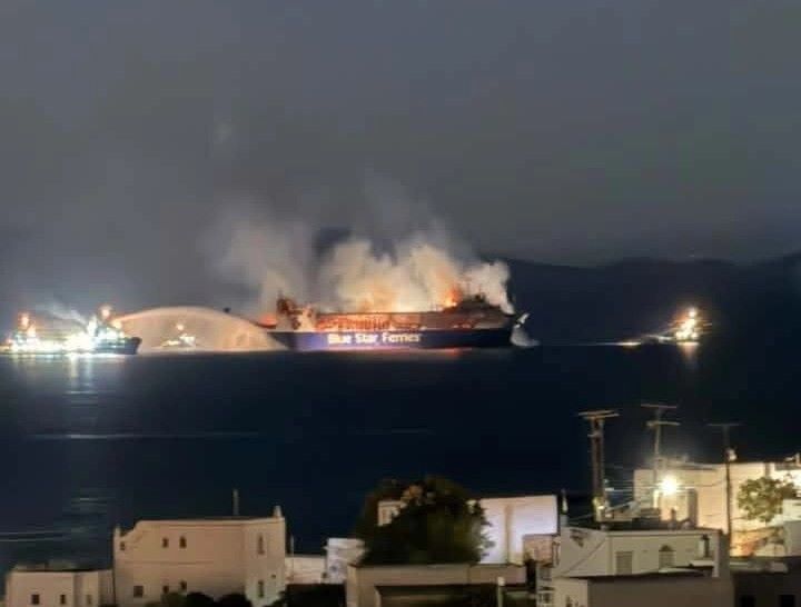 Φωτιά στο «BLUE CARRIER 2»: Συνεχίζεται τη νύχτα η επιχείρηση βόρεια της Μυκόνου (βίντεο)