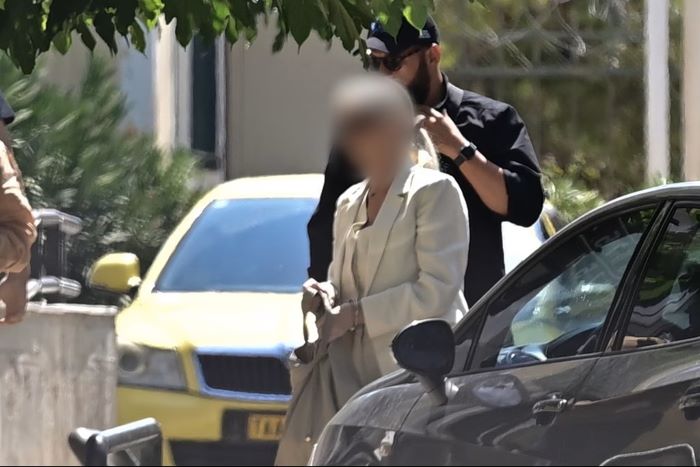 Γιώργος Μαζωνάκης: Ερωτήματα για τις σπουδές της γιατρού στη Χονολουλού και την επίκληση της «Κβαντικής Ιατρικής»