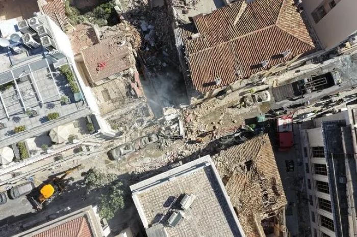 Έκρηξη στην Πλάκα: Συνεχίζονται οι έρευνες για πέντε αγνοούμενους στη Λυσικράτους