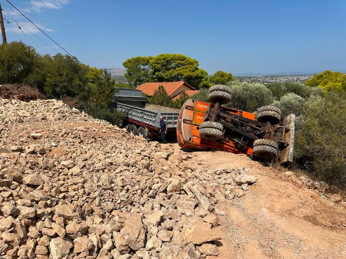 Παρολίγον τραγωδία στην Αρτέμιδα: Ανατράπηκε μεγάλο σκαπτικό μηχάνημα – Ελαφρά τραυματίας ο χειριστής