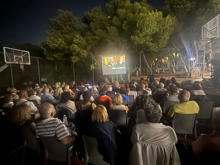 Αγία Τριάδα Ραφήνα: Περισσότεροι από 100 θεατές σε μια ξεχωριστή κινηματογραφική βραδιά
