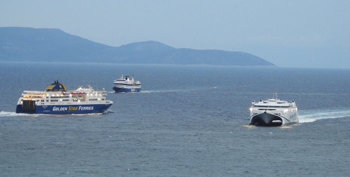 Ραφήνα: «Συνάντηση» τριών πλοίων στο λιμάνι – Ποια συνεχίζουν και ποια σταματούν