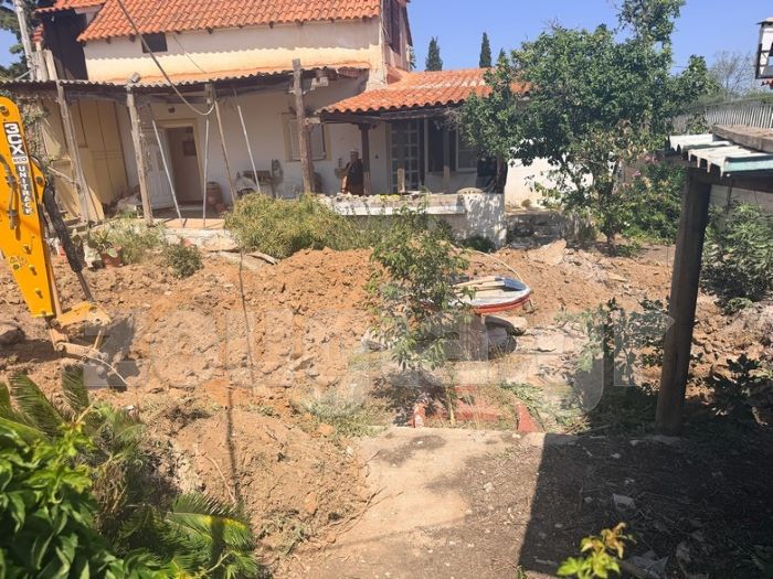 Μαραθώνας: Έρευνες σε αυλή μονοκατοικίας για αγνοούμενη ηλικιωμένη – Εξετάζεται καταγγελία για πιθανή ταφή