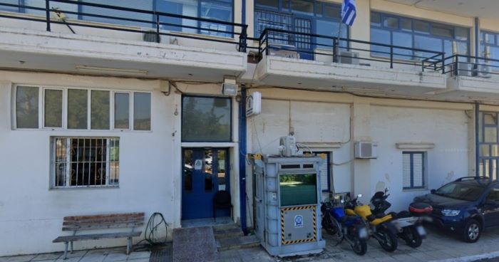 Πυροβολισμός μέσα στο Αστυνομικό Τμήμα Μάνδρας: Τραυματίστηκε 31χρονος με μαχαίρι
