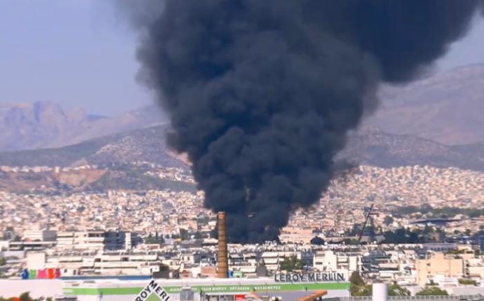 Μεγάλη φωτιά στου Ρέντη: Καίγονται λάστιχα και παλέτες – Μήνυμα από το 112