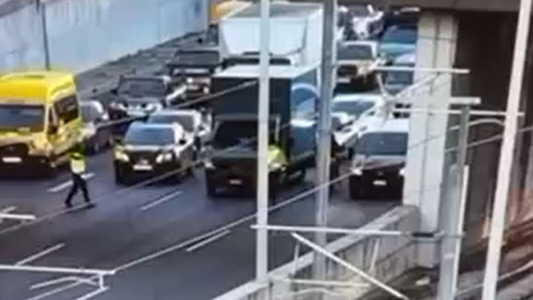 Τροχαίο στην Αττική Οδό προς Αεροδρόμιο: Σύγκρουση δύο φορτηγών με ΙΧ
