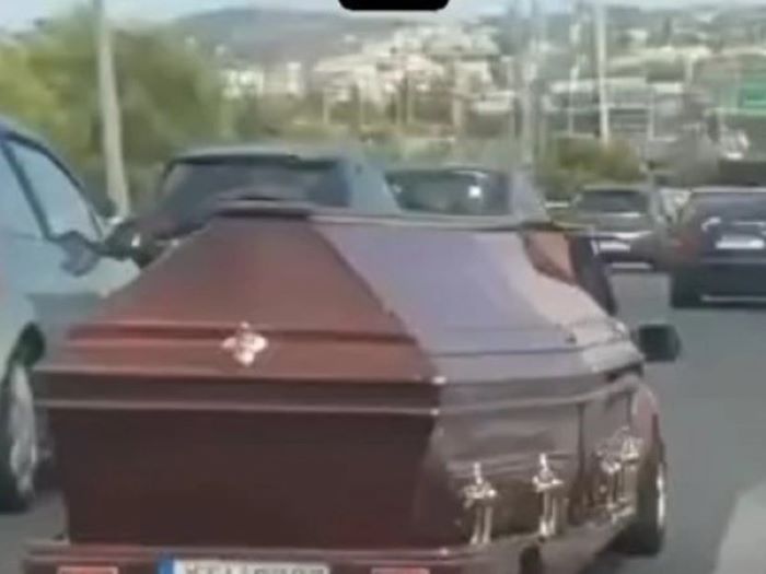 Απίστευτο στιγμιότυπο στην Εθνική: Αυτοκίνητο μετέφερε φέρετρο πάνω σε τρέιλερ