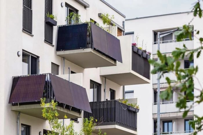 Φωτοβολταϊκά στο μπαλκόνι: Οι προϋποθέσεις, το κόστος και η διαδικασία εγκατάστασης