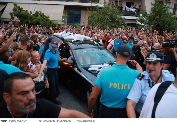 Γιώργος Μαζωνάκης: Βαρύ πένθος στο τελευταίο «αντίο» στη Νίκαια – φωτο