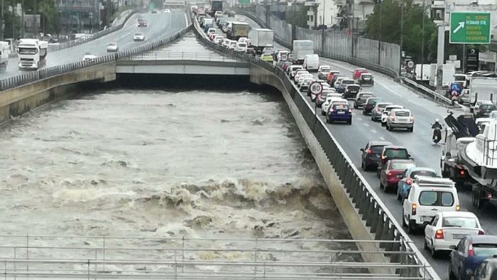 Έριχναν βιομηχανικά απόβλητα σε αγωγό που καταλήγει στον Κηφισό- Συνελήφθη ο οδηγός βυτιοφόρου