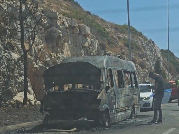 Φωτιά σε σχολικό λεωφορείο στη Λεωφόρο Αθηνών–Σουνίου – Το όχημα καταστράφηκε ολοσχερώς