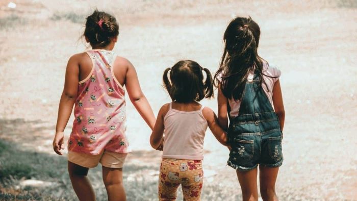 Τρίτεκνοι: Μηδενικός φόρος για 87.000 οικογένειες – Επιπλέον 1.000 ευρώ για κάθε νέο παιδί