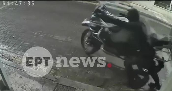 Ραφήνα: Κάμερες κατέγραψαν την κλοπή μοτοσικλέτας μεγάλου κυβισμού στις 1:50 τα ξημερώματα