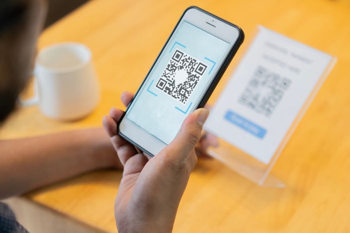 Quishing: Η νέα απάτη με QR codes – Τι πρέπει να ελέγχετε πριν τα σκανάρετε