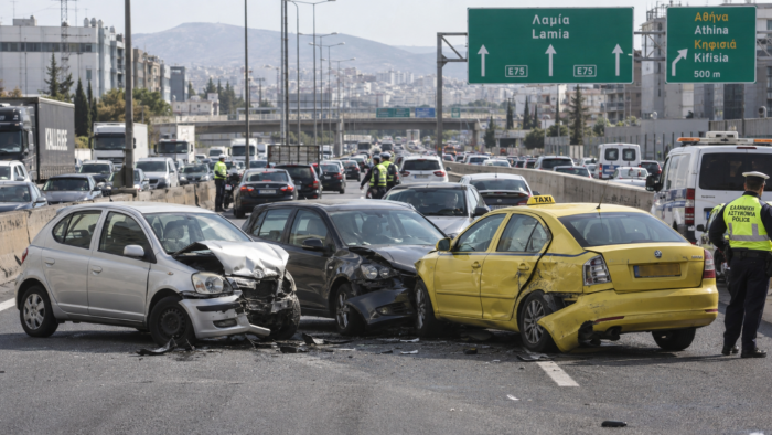 Κίνηση: Στο «κόκκινο» ο Κηφισός λόγω ατυχήματος- Καθυστερήσεις έως 30 λεπτά στην Αττική Οδό-