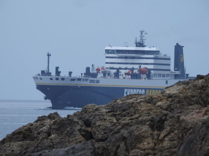 Ραφήνα: Πρώτη εμφάνιση του «EXPRESS CARGO»- το πρώτο ro-ro που καταπλέει στο λιμάνι μετά από πολλά χρόνια