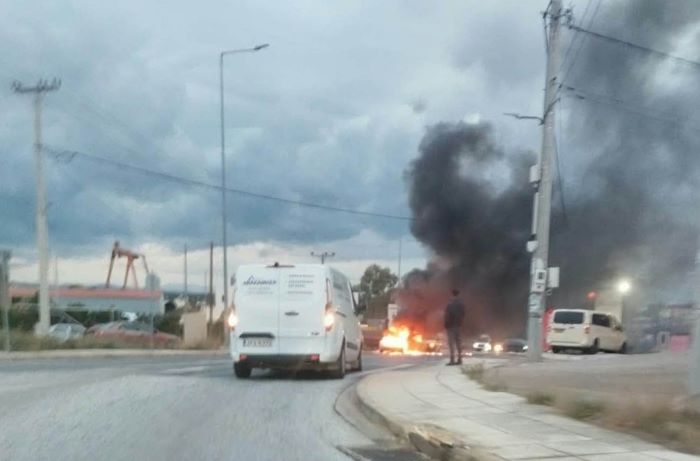 Αρτέμιδα: Όχημα καταστράφηκε ολοσχερώς από φωτιά (βίντεο)- Έκκληση προς τους οδηγούς να αποφεύγουν το σημείο.