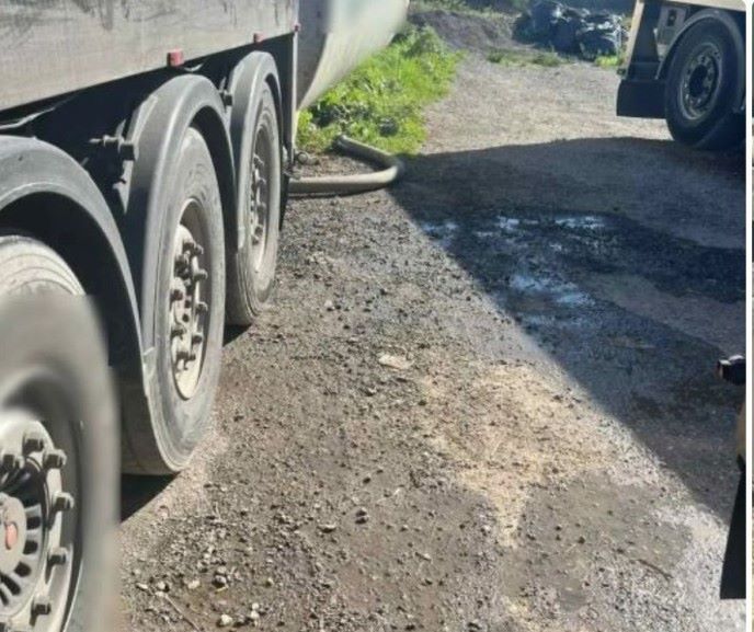 Σπάτα: Σύλληψη οδηγού βυτιοφόρου για παράνομη απόρριψη λυμάτων σε οικόπεδο (βίντεο)