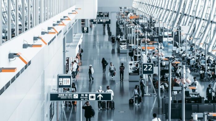Αεροπορικά ταξίδια στην ΕΕ: Τι αλλάζει σε αποζημιώσεις, επιστροφές χρημάτων και χειραποσκευές