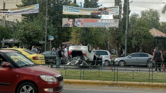 Καλλιθέα: Αυτοκίνητο προσέκρουσε σε σταθμευμένα ΙΧ και ανατράπηκε