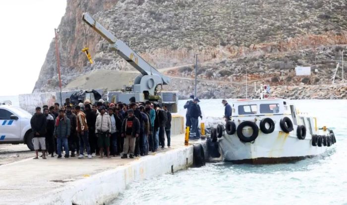 Άνδρος: Εντοπίστηκαν 25 μετανάστες στην παραλία Ρόζου – Ανάμεσά τους οκτώ ανήλικοι