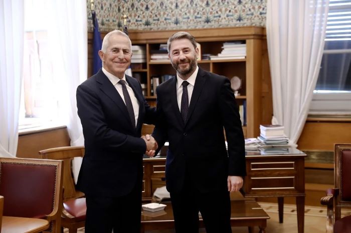 Στην Κοινοβουλευτική Ομάδα του ΠΑΣΟΚ εντάσσεται ο Ευάγγελος Αποστολάκης