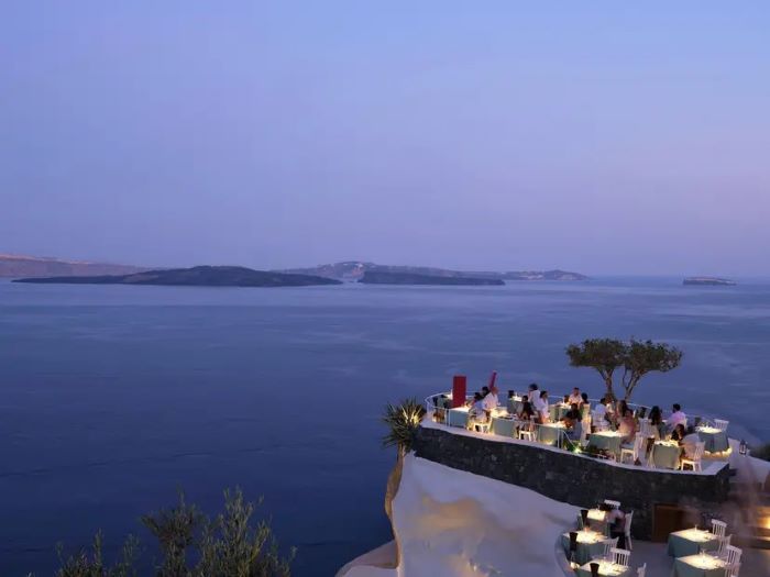 Στη Σαντορίνη το μοναδικό εστιατόριο με δύο αστέρια Michelin στην Ελλάδα – Πρωταγωνιστής το νησί στις νέες διακρίσεις
