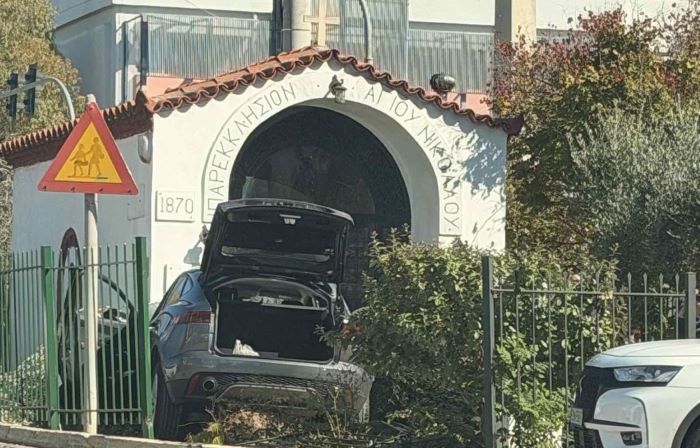 Γλυφάδα: Αυτοκίνητο προσέκρουσε σε τοίχο του Αγίου Νικολάου