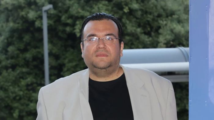 Υπόθεση απάτης στον e-ΕΦΚΑ: Στους οκτώ συλληφθέντες ο Φίλιππος Καμπούρης και η σύζυγός του
