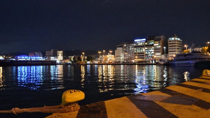 Πειραιάς: Αυτοκίνητο έπεσε στη θάλασσα στην πύλη Ε2 – Πληροφορίες για έναν νεκρό και δύο επιβαίνοντες που αναζητούνται