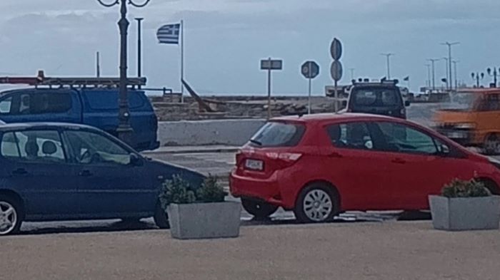 Τήνος: Αυτοκίνητο με οδηγό 17χρονο παρέσυρε 5χρονο μπροστά από παιδική χαρά
