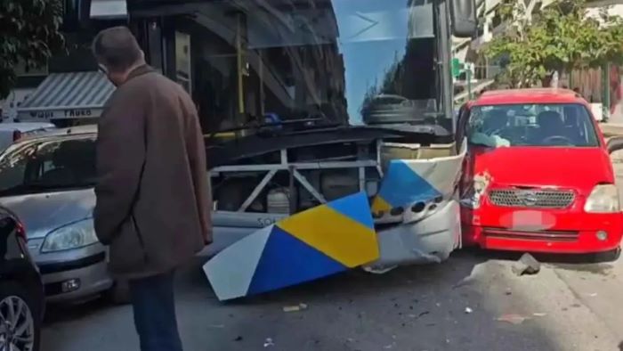 Καλλιθέα: Σύγκρουση λεωφορείου με ΙΧ – Πρώτες βοήθειες σε μία γυναίκα